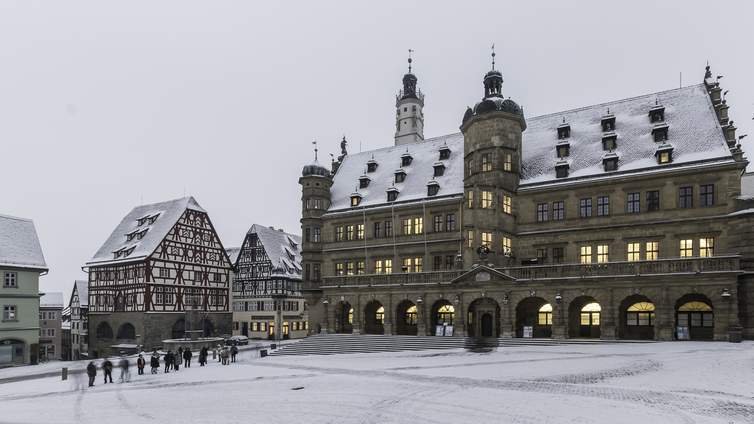 Marktplatz, historisches Rathaus und Nachbargebaeude im Winter mit Schnee in Rothenburg ob der Tauber, Denkmalfotografie