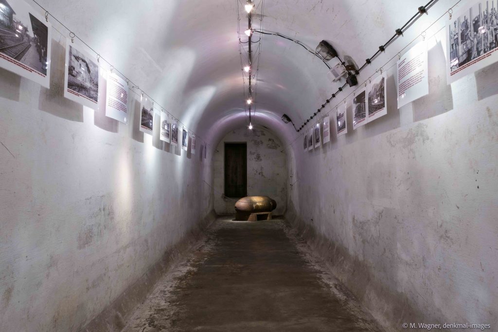 unterirdischer Luftschutzbunker mit Bilderausstellung und Fliegerbombe im Bahnpark in Augsburg - Denkmalfotografie