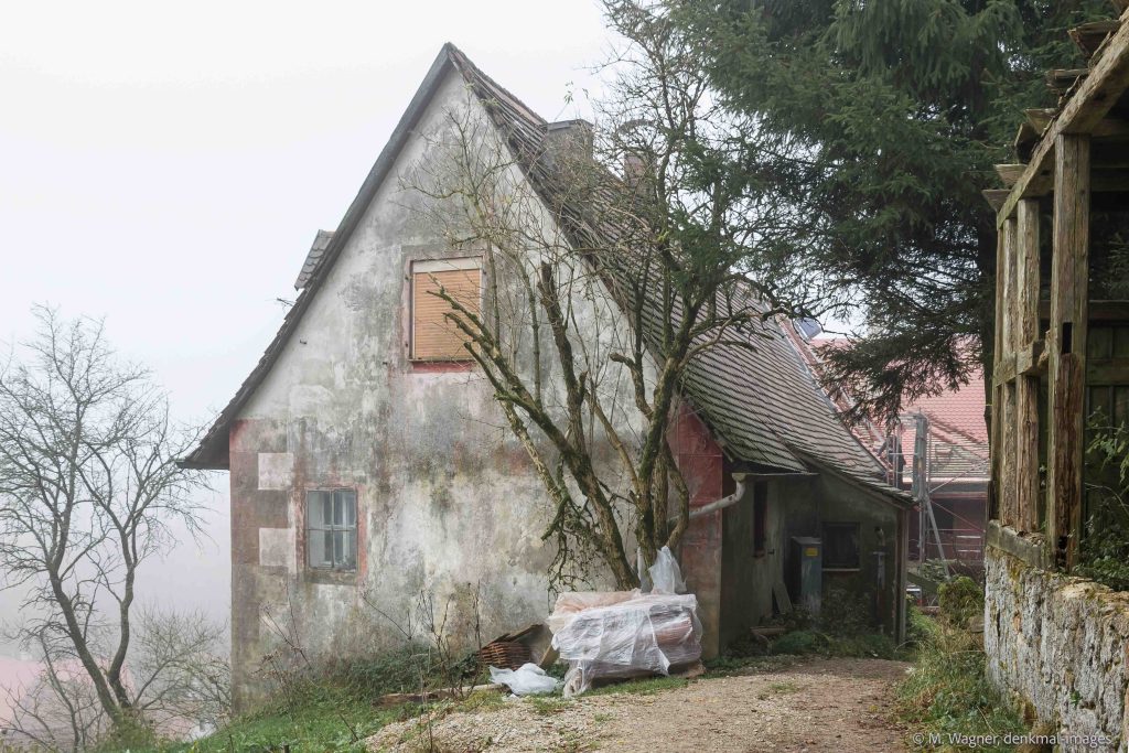 einfaches Wohnhaus der Burganlage Hohenstein im Nebel - Denkmalfotografie