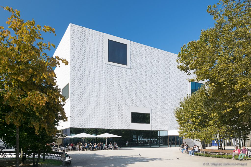 Eingangsfassade Vorarlberg Museum in Bregenz mit Vorplatz und seitlichen Baeumen - Architekturfotografie