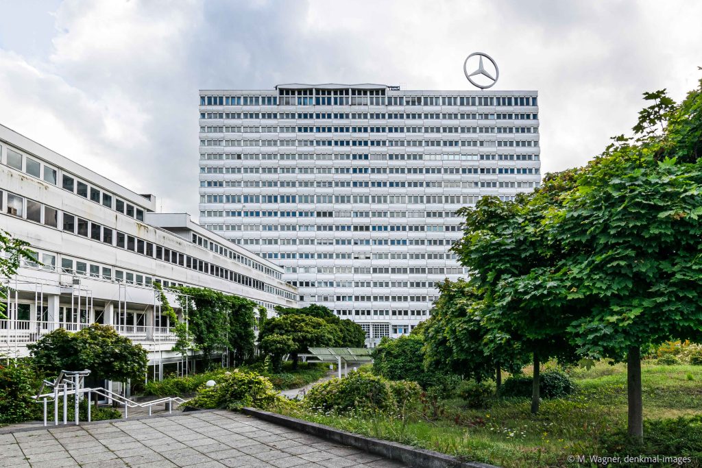 Bonn-Center mit Hochhaus, niedrigem Seitenbau, Zuweg und seitlicher Gruenflaeche - Architekturfotografie