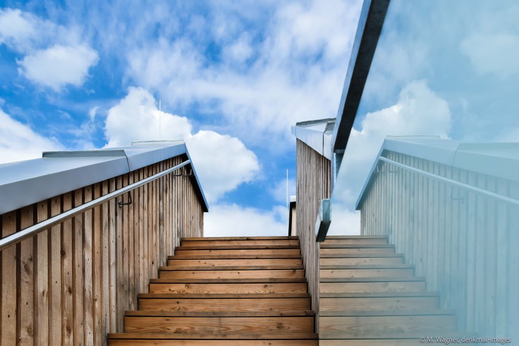 Aussentreppe aus Holz und seitlicher Verglasung mit Himmel mit Wolken - Architekturfotografie