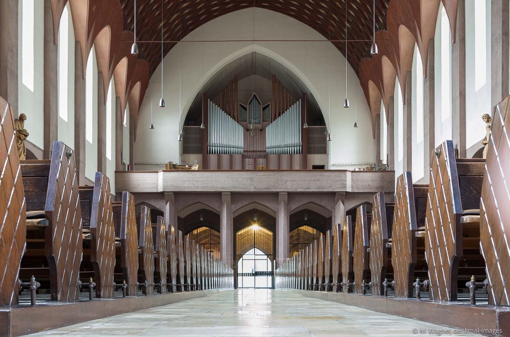 Kirchenschiff mit Gestuehl und Orgelempore - Denkmalfotografie