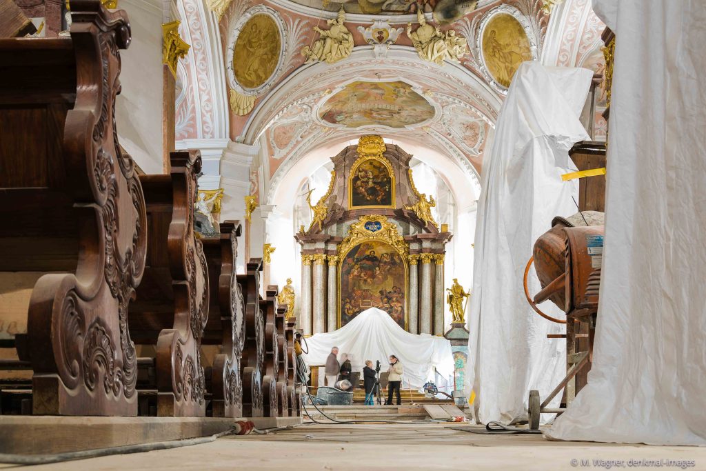 Innenraum mit Hochaltar teils mit Planen abgedeckt und mit Bauwerkzeugen - Denkmalfotografie