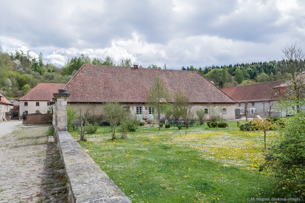 Scheune und Stallungen Schlossanlage mit Zufahrt und Wiese - Denkmalfotografie