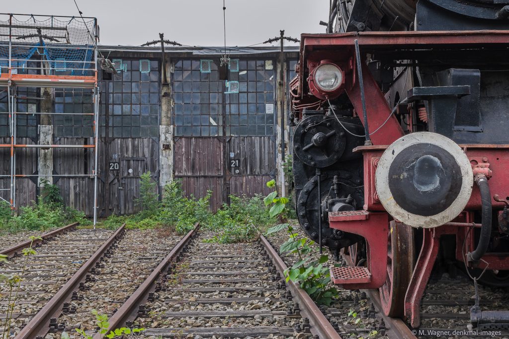 Ringlokschuppen mit Arbeitsgeruest, Schienen und Lokomotive - Denkmalfotografie