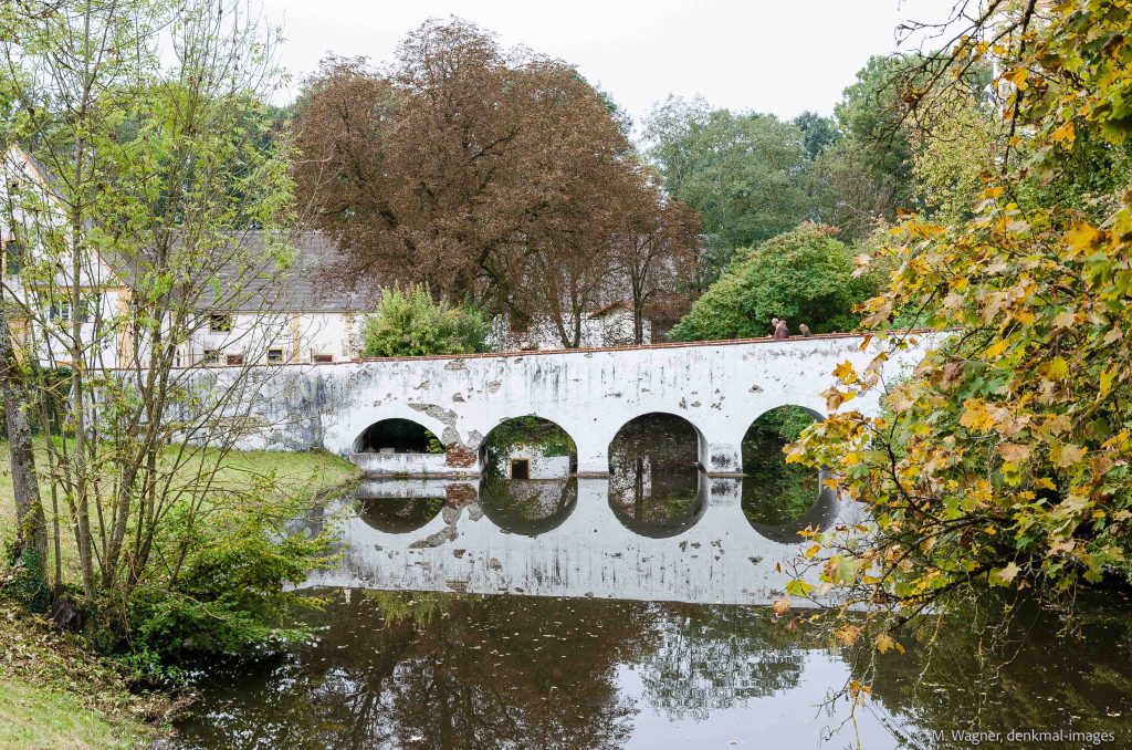 Steinbruecke ueber einen Wassergraben zum Schloss - Denkmalfotografie