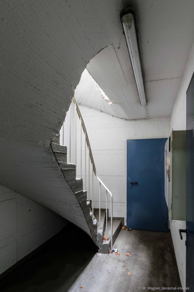 gewendelte Stahlbetontreppe zur Tiefgarage im Bonn-Center und blaue Brandschutztueren - moderne Architektur