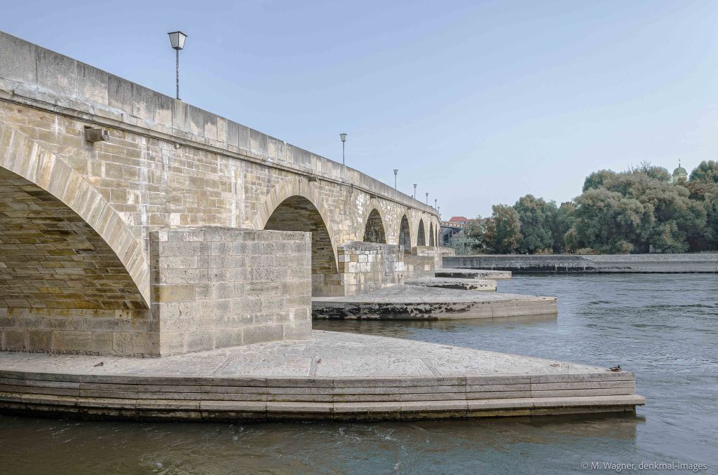 Brueckenpfeiler und Brueckenboegen im Fluss - Denkmalfotografie